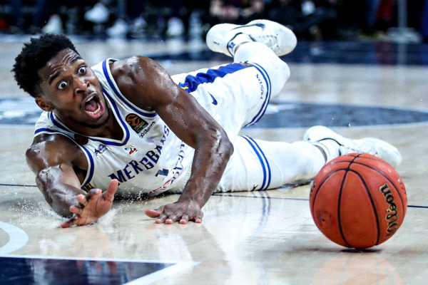 赛场囧事图片 - 篮球运动员滑倒瞬间，表情惊讶